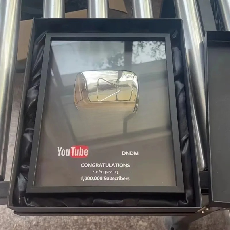 YouTube and Bilibili Game Butt - đánh giá và giá Board Game Logo